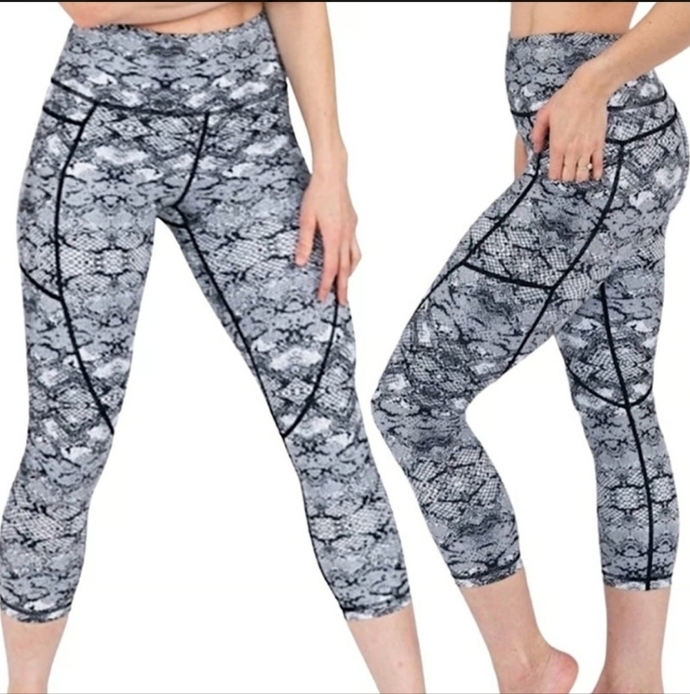ZYIA Active Cobra Snake Metallic Pocket Light N Tight Hi-rise Capri Leggings